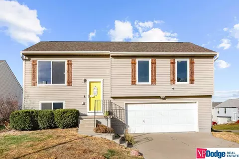 16002 Greenleaf St, Omaha, NE 68136