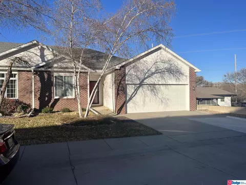 5201 Sunlight Ct, Lincoln, NE 68516