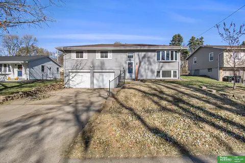 9716 Erskine St, Omaha, NE 68134