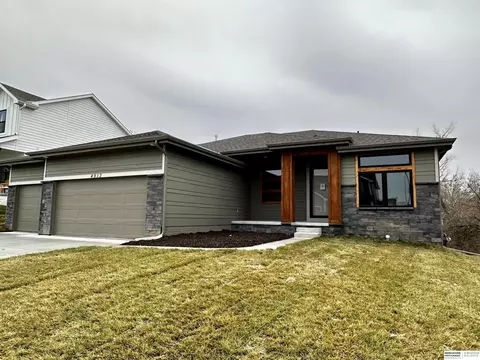 4913 Heartland Dr, Papillion, NE 68133