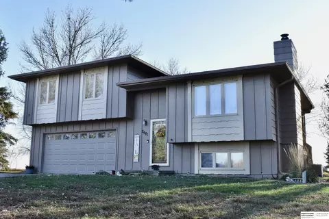 2681 Crestwood Dr, Fremont, NE 68025