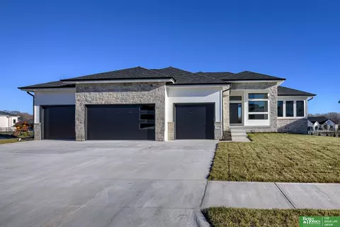 19008 Sycamore Dr, Gretna, NE 68028