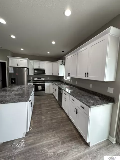 5024 W Hillsboro Dr, Lincoln, NE 68528