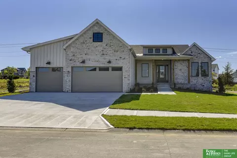21315 E St, Elkhorn, NE 68022