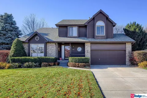 1112 Limerick Rd, Papillion, NE 68046