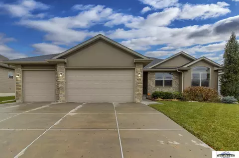 9233 Fairbanks Ct, Lincoln, NE 68516