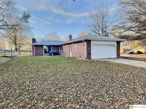 8631 Sandalwood Dr, Lincoln, NE 68520