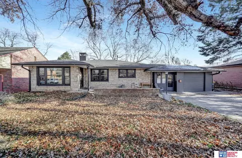 2430 Colonial Dr, Lincoln, NE 68502