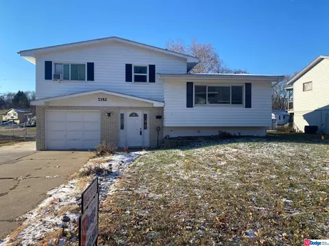 7352 Park Crest Dr, La Vista, NE 68128