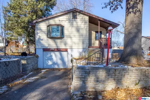 2718 Margo St, Bellevue, NE 68147