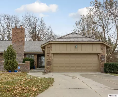 10086 Fieldcrest Dr, Omaha, NE 68114