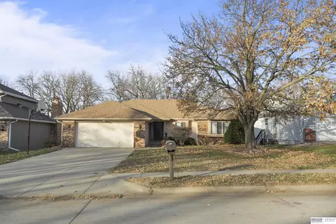 15736 Nottingham Dr, Omaha, NE 68118