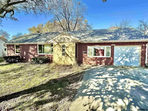 7738 Main St, Ralston, NE 68127