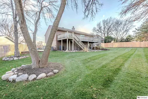 1788 Kent Cir, Papillion, NE 68046