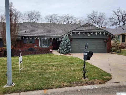 10076 Fieldcrest Dr, Omaha, NE 68114