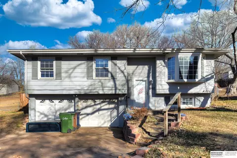 2820 Janan Dr, Bellevue, NE 68005