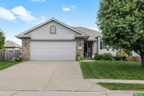 4505 Clearwater Dr, Papillion, NE 68133