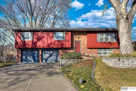 4560 Suburban Dr, Omaha, NE 68157