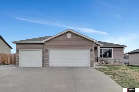 920 Cyprus Blvd, Hickman, NE 68372