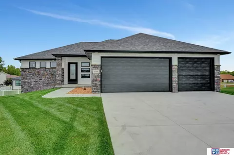 2746 Kinzie Cir, Lincoln, NE 68507