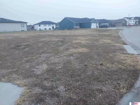832 Terrace View Dr, Hickman, NE 68372