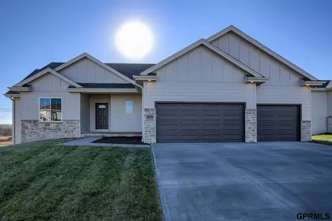 18305 Greenleaf St, Omaha, NE 68136