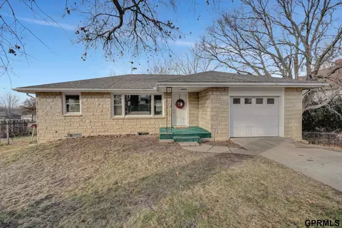 429 Walnut St, Hickman, NE 68372