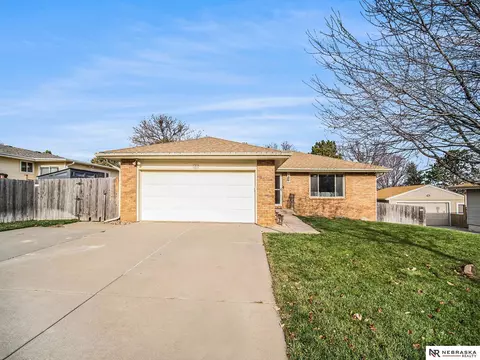 5214 English Dr, Lincoln, NE 68516