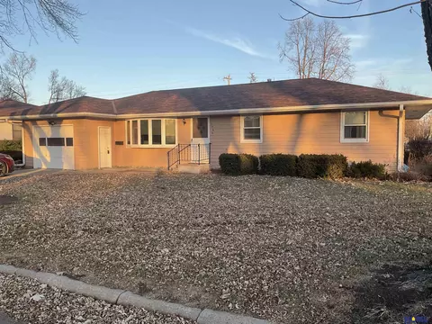 106 N 15th St, Wymore, NE 68466