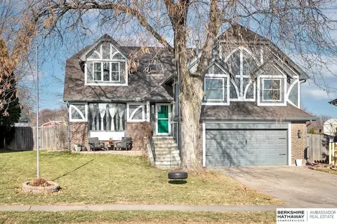 914 Iron Rd, Papillion, NE 68046