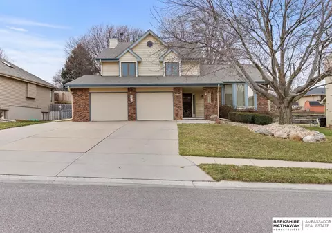 704 S Fillmore St, Papillion, NE 68046