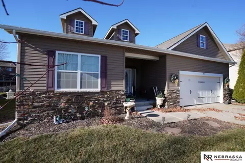 120 Longwood Dr, Papillion, NE 68133