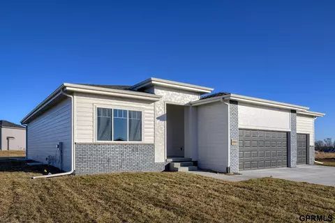 20922 Hartman Ave, Elkhorn, NE 68022