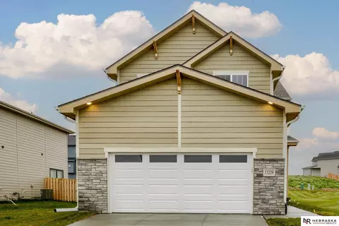 11229 Portage Dr, Papillion, NE 68046