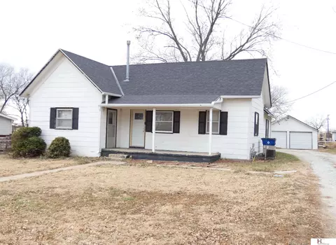 823 Maple St, Friend, NE 68359