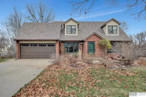 6832 Deerwood Dr, Lincoln, NE 68516