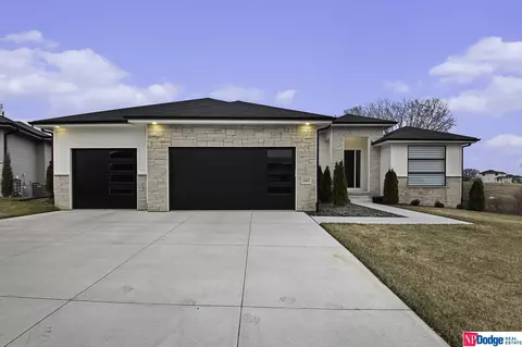 18402 Corby St, Omaha, NE 68022