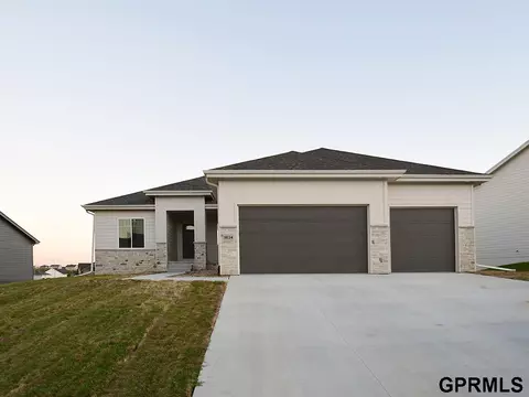 18124 Camelback Ave, Omaha, NE 68136