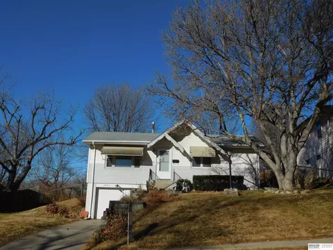 2806 S 4th St, Omaha, NE 68108