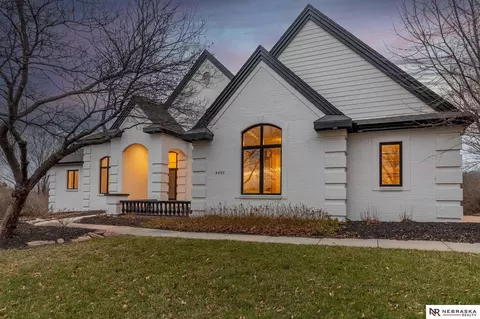 9407 Cinnamon Dr, Omaha, NE 68136