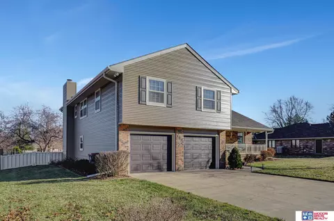 102 Regency Dr, Beatrice, NE 68310 photo 3