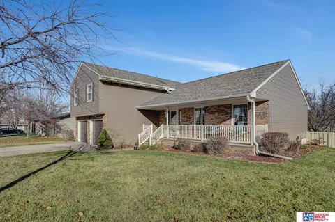 102 Regency Dr, Beatrice, NE 68310 photo 2