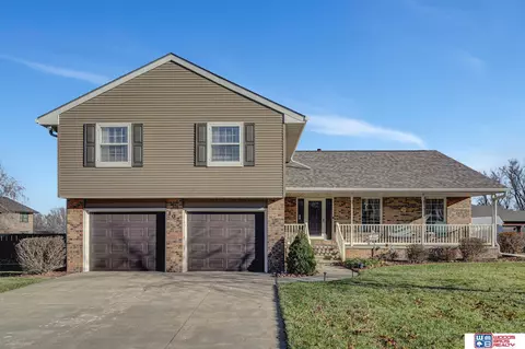 102 Regency Dr, Beatrice, NE 68310