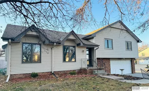 1106 Sterling Dr, Papillion, NE 68046