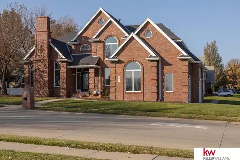 806 S 166th St, Omaha, NE 68118