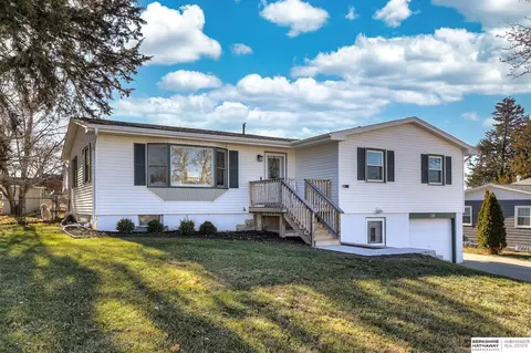109 Hillside Dr, Bellevue, NE 68005