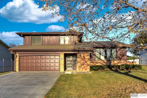 11460 Queens Dr, Omaha, NE 68164