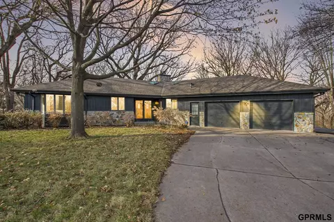 9970 High Point Cir, Omaha, NE 68112