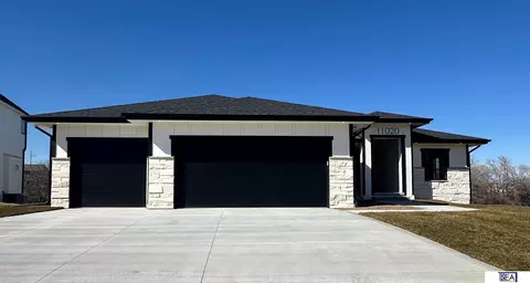 11020 Portage Dr, Papillion, NE 68046