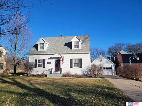 1032 N 5th St, Seward, NE 68434